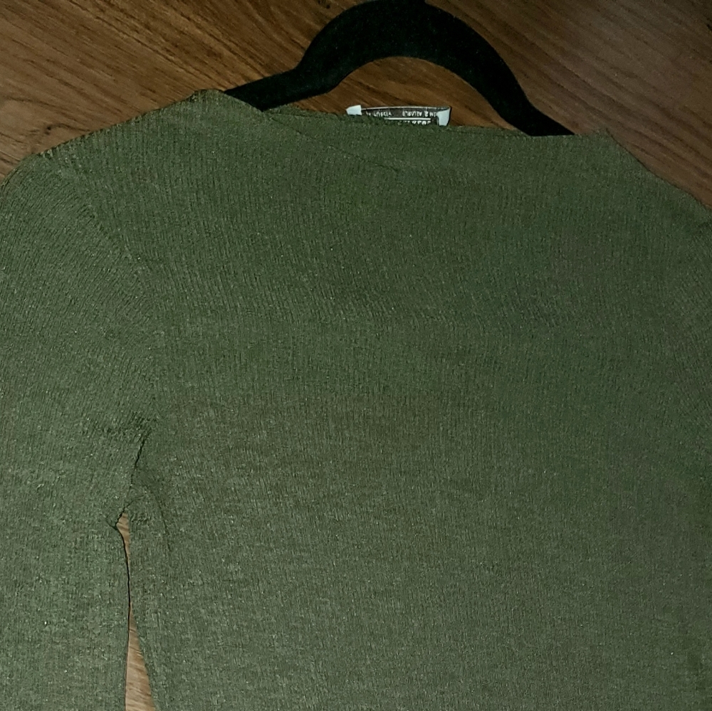 Trafaluc by Zara mock neck long sleeve crop lettuce top